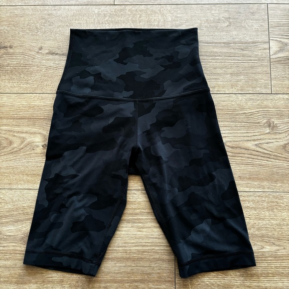 Lululemon Fast and Free High-Rise Shorts - Picture 1 of 5